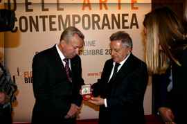 Президент Флорентийской Биеннале Паскуаль Челоне награждает А. Лукьянченко медалью "Лоренцо Великолепного".